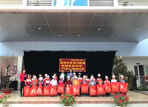 Tết kỷ hợi ấm áp, yêu thương – trường th bồ đề tặng quà tết cho học sinh nghèo, áo ấm cho học sinh nhà chùa